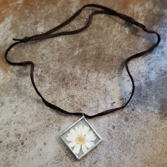 handcrafted Jewelry - Glass And Daisy Pendant Necklace